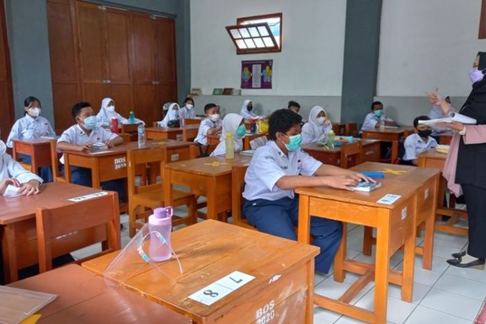 Pendidik sejatinya menuntun tumbuh kodrat pada anak agar dapat memperbaiki....