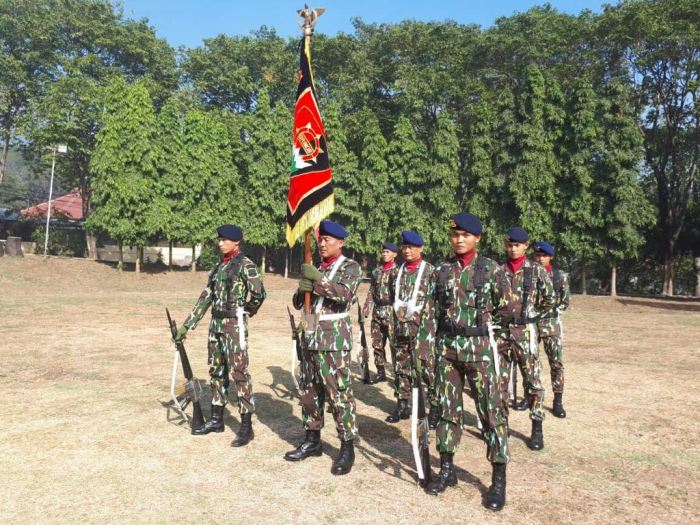 Saringan badan suhu sekitar atas polis diraja aman memasuki bukit kanan tetamu Saringan badan suhu sekitar atas polis diraja aman memasuki bukit kanan tetamu