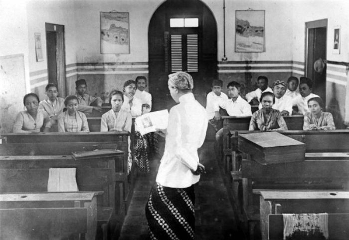 Dasar pendidikan yang dikembangkan di sekolah sekolah taman siswa adalah